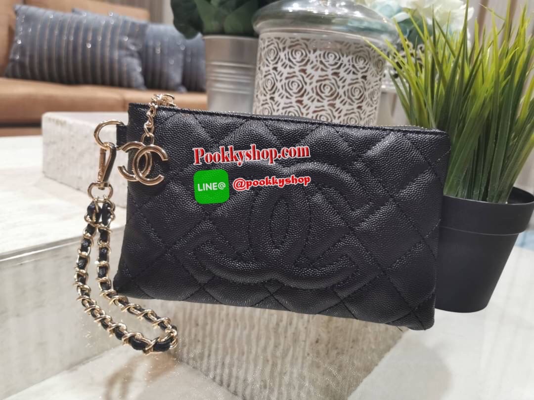 Don't Miss! Chanel Clutch Bag Gift With Purchase (GWP) กระเป๋าคล้องเเขนรุ่นใหม่พรีเมี่ยมกิ้ฟจาก Chanel Counter วัสดุหนังคาเวียร์สวยหรูเปิดปิดด้วยซิปสะดวกใช้ ห้อยอะไหล่โลโก้แบรนด์สีทองเพิ่มดีเทลเก๋ ภายในมีโลโก้ สามารถใส่กระเป๋าสตางค์ มือถือ iphone บัต