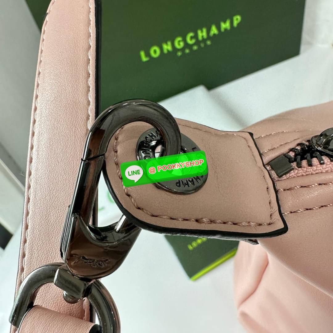 LONGCHAM LE PLIAGE XTRA Hobo bag M กระเป๋าสะพายไหล่ HOBO ออกแบบเพื่อให้ดูเรียบหรูหรา มีความสง่า รูปทรงเก๋ไก๋ วัสดุหนังแกะนิ่มมือ สายสะพายไหล่ปรับระดับได้และถอดออกถือได้ เปิด- ปิด ด้วย ซิป ภายใน ช่องโล่งกว้าง มีช่องซิปแยก ใบใหญ่สามารถใส่ของได้เยอะคะ