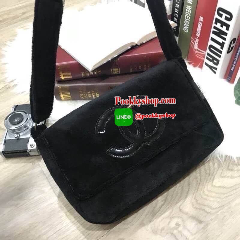 MUST HAVE! Chanel Beaute Crossbody Bag กระเป๋าถือหรือสะพายพรีเมี่ยมของเเท้จาก Chanel Cosmetic Counter VIP Gift รุ่นแนะนำวัสดุขนวูฟสีดำหนานุ่มตัดโลโก้แบรนด์หนังแก้วสวยโดดเด่น น้ำหนักเบา เปิดปิดด้วยฝาปิดกระดุมแม่เหล็ก ใบใหญ่กำลังดีใส่ ipad กระเป๋าสตางค์ใบยา