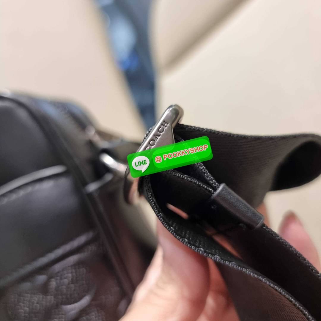 COACH F28455 CHARLES CAMERA BAG IN SIGNATURE LEATHER รุ่นสุดฮิตที่หนุ่มๆเค้ารู้กัน กับกระเป๋าสะพายข้างทรงแมสเซนเจอร์ ที่อัพเลเวลความหรูด้ายลายปั๊มซิกเนเจอร์นูน บนวัสดุหนัง crossgrain ตัดสลับด้วยหนังแท้ สัมผัสดีทั้งใบ มีช่องซิปให้ด้านหน้า และช่องย่อยด้านหล