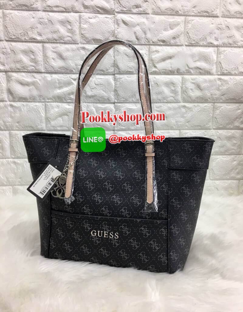 New in GUESS LARGE TOTE BAG พร้อมส่งกระเป๋าถือหรือคล้องไหล่ได้ ลายหนังแบรนด์ตัวจีไขว้ตามแบบฉบับแบรนด์เลยค้าา นำ้หนักเบานะค่ะ ด้านหน้าติดอะไหล่แบรนด์ตัวใหญ่ พร้อมห้อยพวงแบรนด์อะไหล่เงินด้านหน้ามาด้วยค่ะ เปิดปิดกระเป๋าด้วยซิป ซัปในลายแบรนด์ ด้านในโล่งกว้างใ