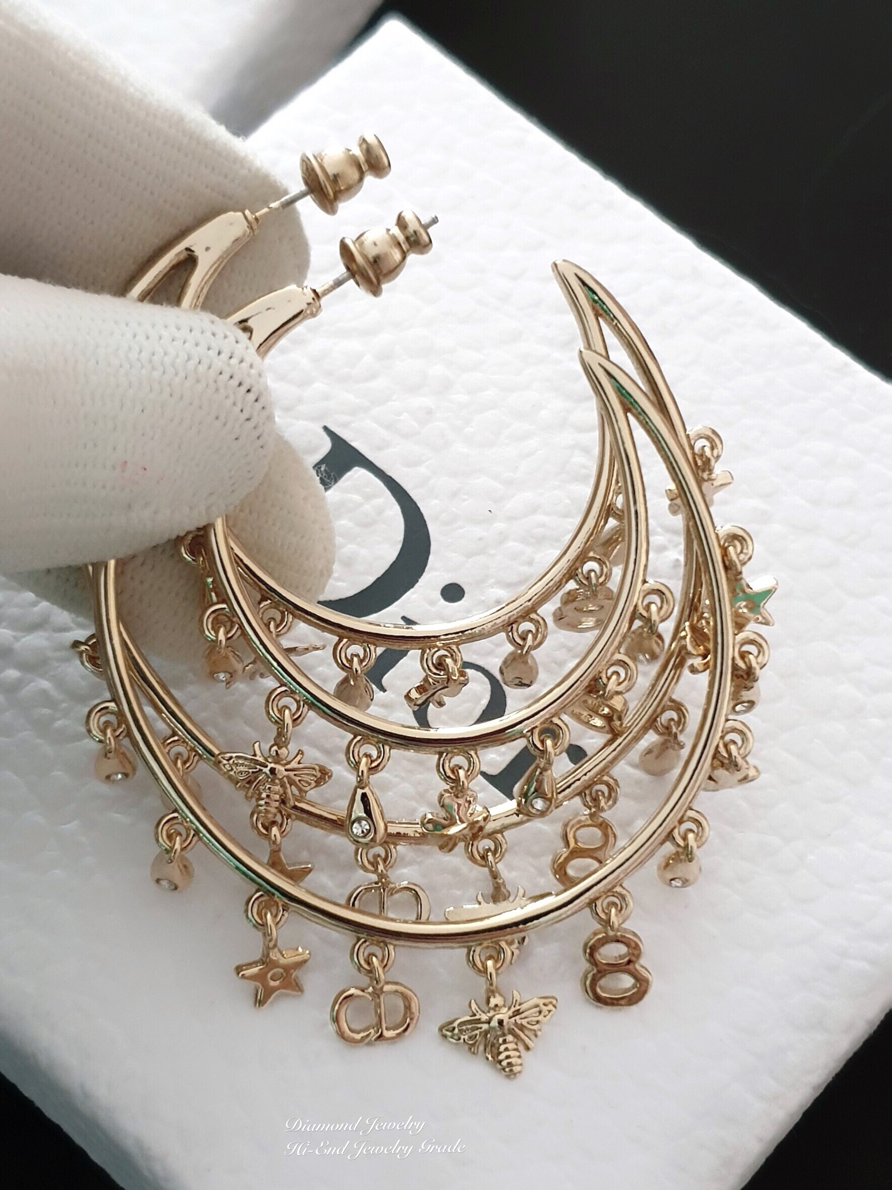 New Arrival !!!! Christian Dior Earring ต่างหูห่วงพระจันทร์คริสเตียนดิออ งานโซ่ คอลเลคชั่นใหม่ล่าสุด งานเพชร CZ แท้ อะไหล่สีทองเงารับรองสวยวิ้งมากกกกก งานดี ตัวเรือนเงาวิ้งมากๆคะรับประกันความพอใจเลยค่ะ ตัวเรือนสีทองเงาดูหรูมากๆค่ะ ใส่ออกมาน่าร๊ากกกก จัดเล