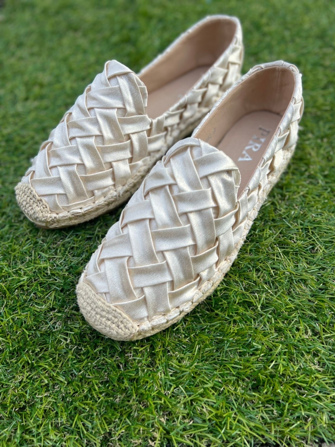 พร้อมส่งคะ งานใหม่ จึ้งสุด ต้องแบบนี้เลยจ้า ทรงสวย ผ้าสวย งานอย่างดี งานเกร๋เรียบหรูดูแพง ตัวนี้ห้ามพลาด ใส่สบายจะแมตช์กับกางเกง👖หรือกระโปรง👗ก็ได้ค่ะ แม่ค้าคอนเฟริม ห้ามพลาดเลยจ้าตัวนี้แนะนำ อย่าช้ารีบเลย