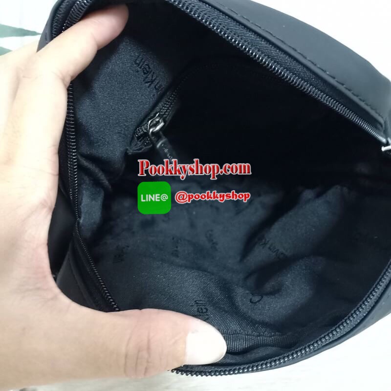 Calvin Klein Jeans กระเป๋าสะพายหนังเรียบด้าน หนังกันน้ำ สะพายได้สองแบบ crossbody และสามารถปรับเป็นสายคู่สะพายข้างได้ ขนาดกำลังดีไม่เล็กไม่ใหญ่จนเกินไป พกพาสะดวก ด้านหน้าประดับด้วยป้ายโลโก้แบรนด์ มีช่องซิป1ช่อง กระเป๋าเปิดปิดด้วยซิปบน หัวซิปโลโก้แบรนด์ ภาย