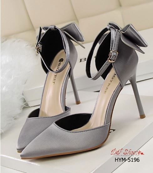 สินค้าพร้อมส่ง รองเท้าส้นสูงหัวแหลมรัดข้อนำเข้า วัสดุหนัง PU บุผ้าซาตินด้านนอก ดีไซน์โบว์ด้านหลัง เรียบหรู งานคุณภาพดีมาก งานจริงเหมือนรูป แมทง่ายกับทุกชุด ใส่ออกงานก็สวยหรูค่ะ