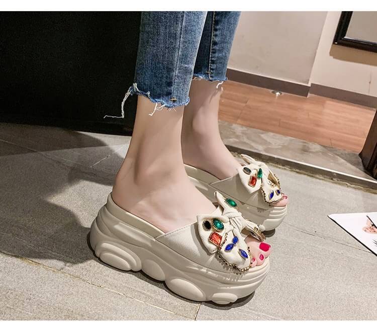 แบบขายดีรีพีท รองเท้าส้นเตารีดแบบบสวม วัสดุพื้นPUน้ำหนักเบาสูง9cm แบบสวมหนังแต่งผ้ายีนส์ติดอะไหล่คริสตัลหลากสีงานสวยเก็บเท้าเรียวแบบน่ารักใส่ได้เรื่อยๆค่า