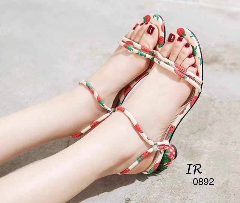 แบบขายดี!!! พร้อมส่ง คิ้วท์สุด!! ต้องรุ่นเน้ รองเท้าลำลองที่มาพร้อมกับดีไซน์น่ารักๆ วัสดุหนังลายสตรอเบอรี่ ใส่ได้2 แบบ ส้นเพชรลายสตรอเบอรี่ สูง 2 นิ้ว ใส่น่ารักอย่างมีสไตล์ ใส่สวยสุดๆเลยค่า