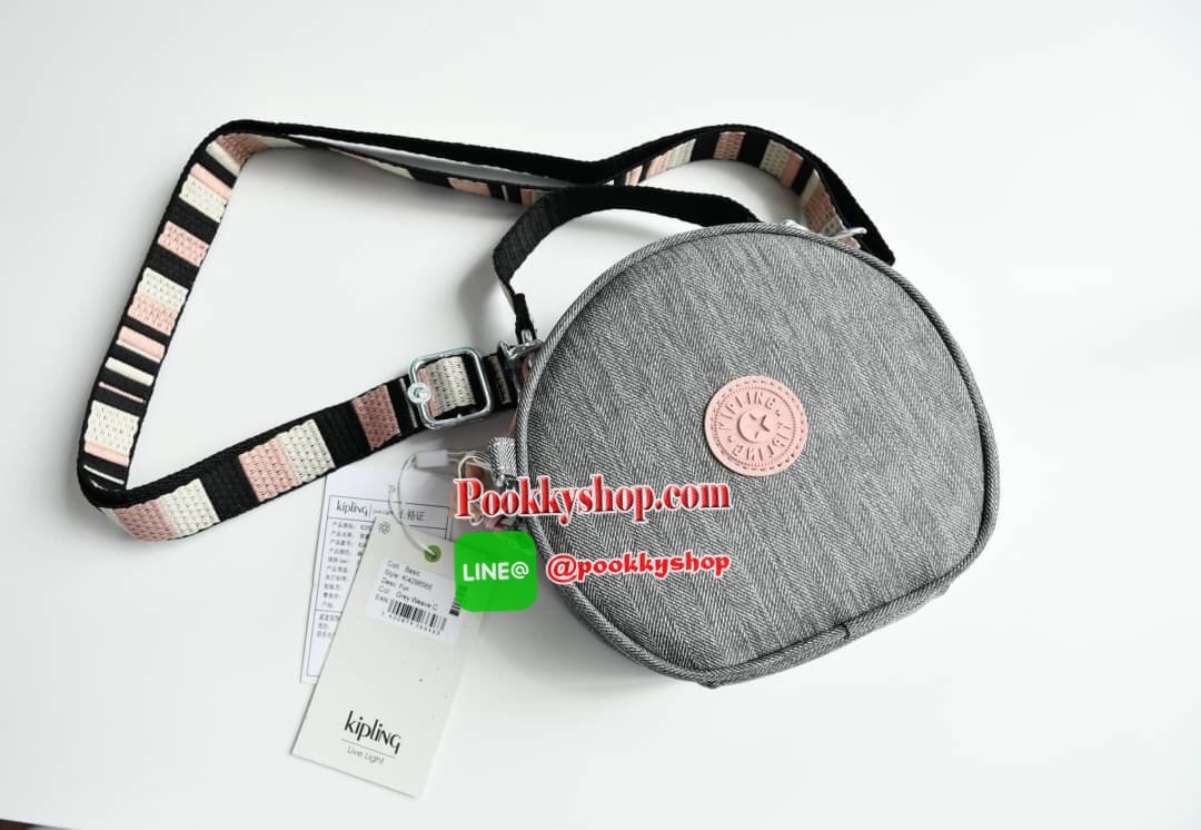 Kipling mini crossbody bag กระเป๋าสะพายข้างสไตล์น่ารักๆ ทรงกลม อยู่ทรง หูกระเป๋าและสายสะพายแมทซ์กัน ถอดสายได้ มีพวงกุญแจลิงแบบ Rubber เปิด-ปิดด้วยซิป ด้านในมีช่องเล็ก 1 ช่อง ใบนี้คุณนู๋สุดๆ ได้ไปไม่ผิดหวังแน่นอนจ๊ะแม่