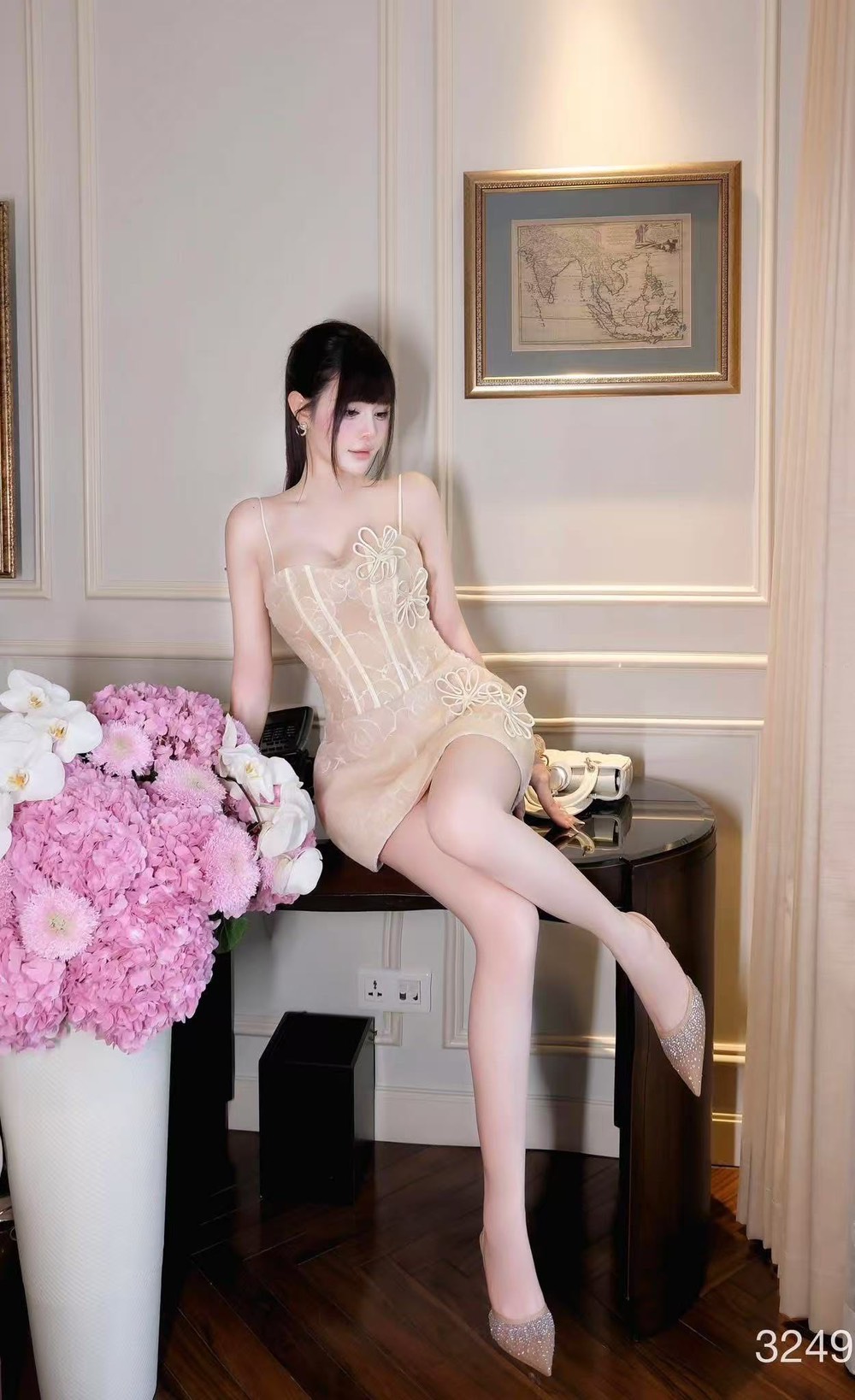 เดรสแฟชั่น มินิเดรสสายเดี่ยวสีขาว ดีเทลแต่งผ้ามุ้งลายดอกไม้ทั้งชุด