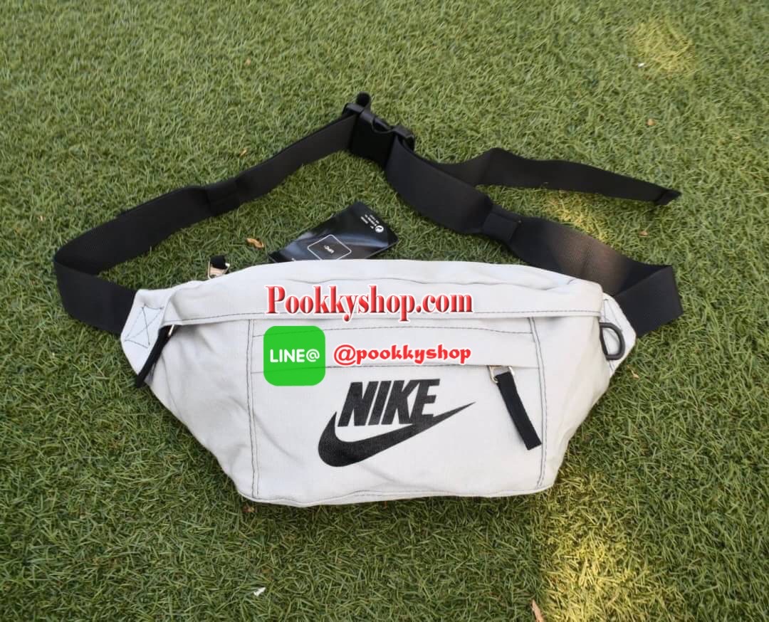 NIKIE TECH HIP PACK กระเป๋าขนาดพอเหมาะ คาดเอว สะพายข้าง เปิดปิดด้วยซิป 3 ช่อง (2 ช่องใหญ่ 1 ช่องเล็ก) วัสดุNylon น้ำหนักเบา โลโก้ด้านหน้า Nike เด่นชัด ภายในมีช่องใหญ่บนสุด มีช่องซิปเล็ดตาข่ายอีก 1 ช่อง จุของได้เยอะ สายคาดปรับได้ฟรีไซด์ สามารถใส่ไปเที่ยวแบ
