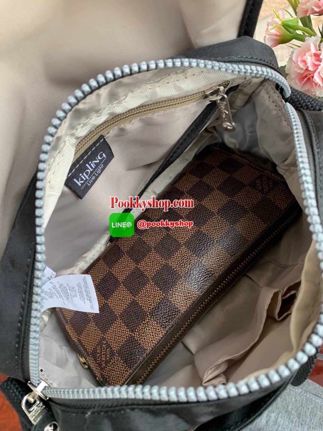 Kipling Cayleen Shoulder CrossbodyBag กระเป๋าสะพายที่สะพายได้ทั้งสายคู่และสายเดี่ยว เปืดปืดด้วยกระดุมแม่เหล็ก และซิปภายใน วัสดุpolymide100% น้ำหนักเบา สามารถใส่มินิไอแพค กระเป๋าสตางค์ยาวได้ ขนาดกลาง มีช่องซิปใช้งานทั้งภายในและภายนอก มีช่องใส่ของจุกจิก สะด