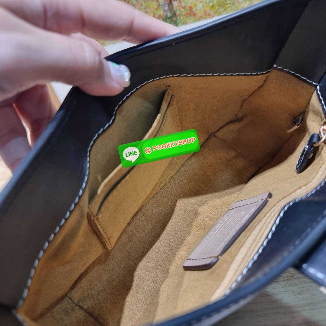 COACH CR533 ELIZA SHOULDER BAG 🔅 Details ใหม่ล่าสุด กระเป๋าสะพายไหล่ทรงโฮโบสุดหรู ดีไซน์โลโก้แบบใหม่และหรูหรายิ่งขึ้น คงความคลาสสิคและวินเทจ เปิด-ปิดด้วยสายคาดแบบกระดุมแม่เหล็ก ภายในเป็นช่องโล่ง แบ่งสัดส่วนไว้อย่างดี มีทั้งช่องใส่บัตร และช่องซิป ส