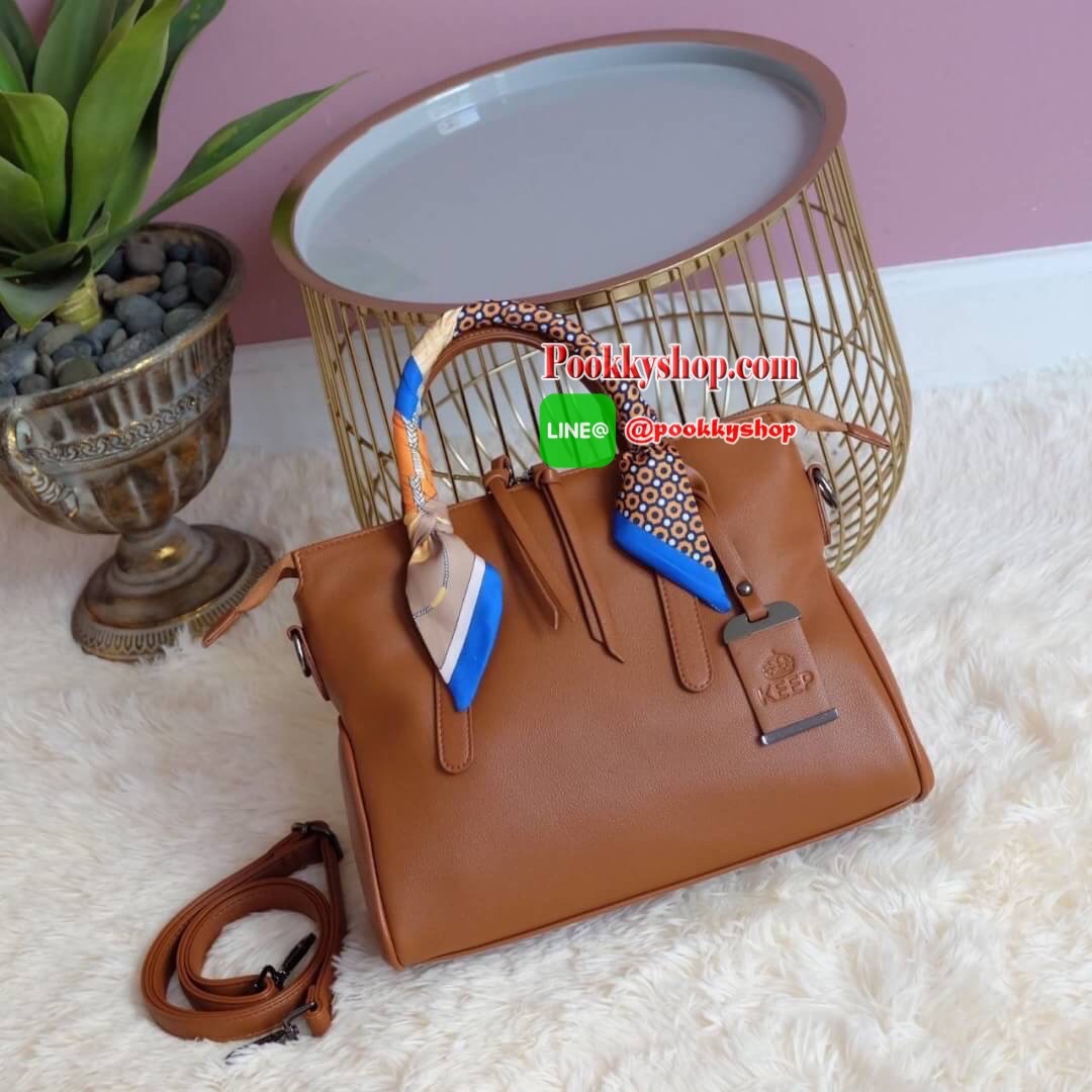 ทรงสวยขายดีมาก จากแบรนด์ KEEP ทรง รุ่น Parish hand bag with cute taddy จุดเด่นที่ >หนังเนื้อดี นิ่มมาก >น้ำหนักเบา >ถือสะพายเข้าง่ายกับทุกชุด >ขนาดกระเป๋ากำลังดีคะ ใส่ กปต ยาว ไอแพด จุคุ้ม > มีช่องย่อยแบ่งเก็บของด้านใน ถึง 3 ช่องใหญ่ แยกเก็