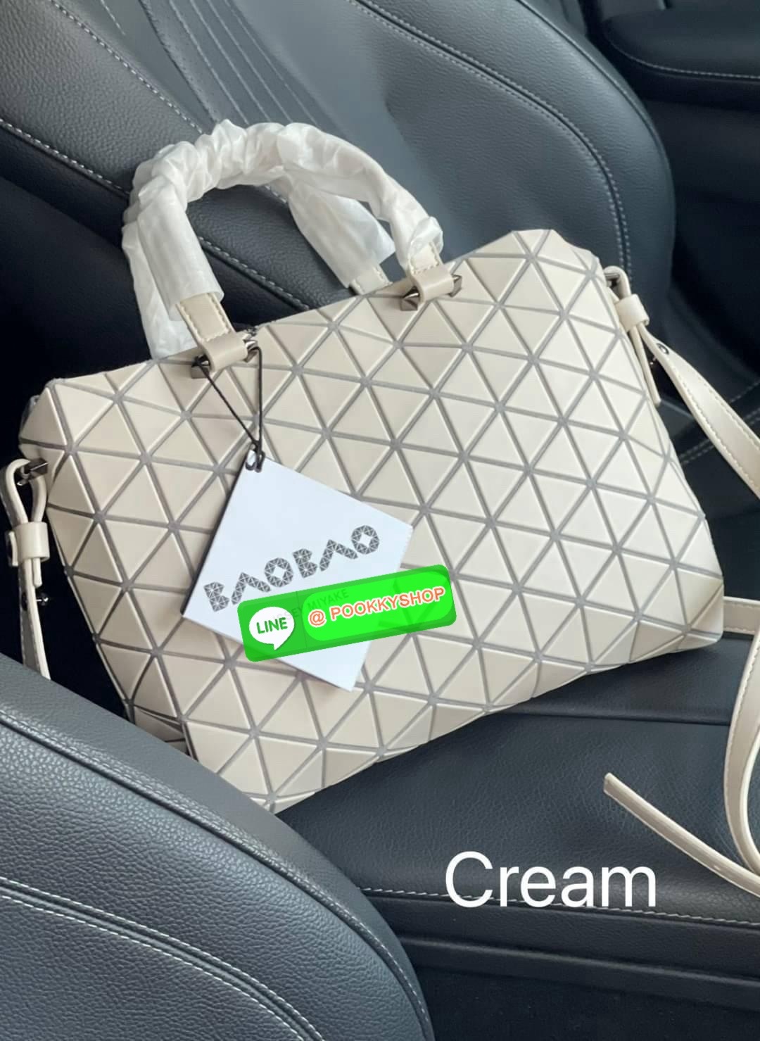 *Small BAO BAO ISSEY MIYAKE TONNEAU เป็น ซีรีย์ที่มีเอกลักษณ์เฉพาะตัว ด้วยแผ่นสามเหลี่ยมที่มีสัญลักษณ์เท่ากันทุกด้าน และยังผสมผสานงานดีไซน์ อันสง่างามเท่ากับฟังก์ชั่น การใช้งานสุดพิเศษ โดยมีจุดเด่นที่ซิปด้านบน สำหรับเปิดปิดและมีสายสะพายไหล่ ที่สามารถถอดออ