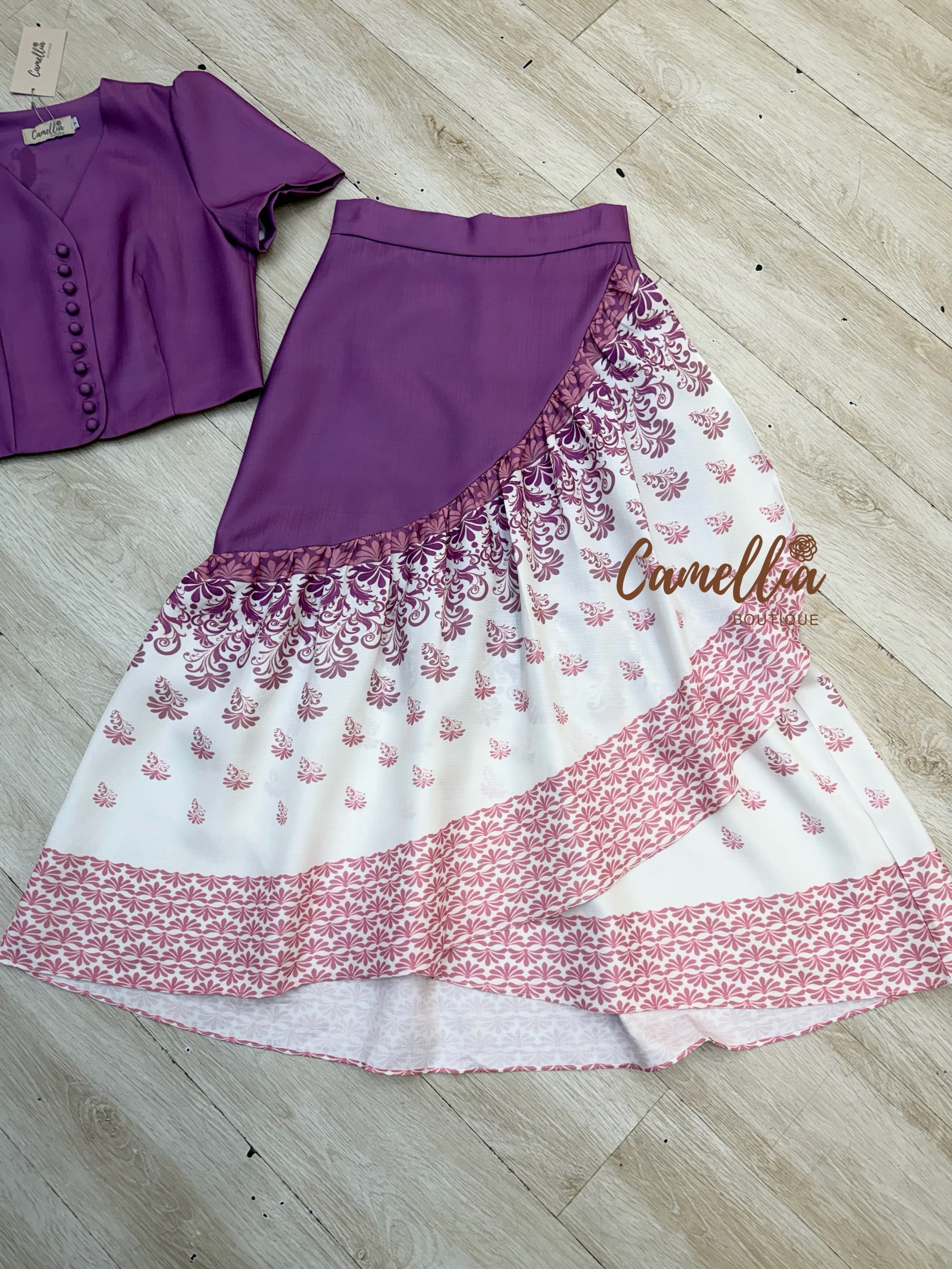 ชุดเซทแฟชั่น ชุดSet เสื้อคอปีนกระดุมหน้าสวยละมุนมากคะ มาคู่กับกระโปรงผ้าลายไทย