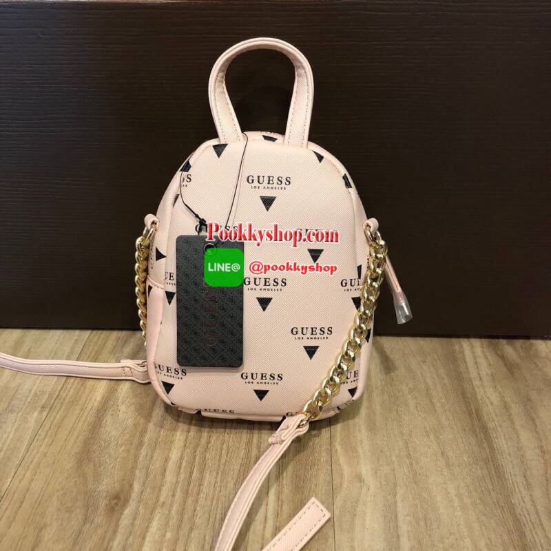 GUESS Factory Women's Evan Mini Crossbody กระเป๋าสะพายใบเล็กสุดน่ารักจาก guess มาแล้วค่า ไอเท็มสุดน่ารัก วัสดุทำจาก pu สกรีนลายสุดน่ารัก ด้านหน้ามีโลโก้ มีพวงกุญแจสวยเก๋ สายสะพายมีสายโซ่สลับหนังปรับได้ 5 ระดับ ด้านบนมีหูหิ้วจับถนัดมือ กระเป๋ามี 1 ช่อ