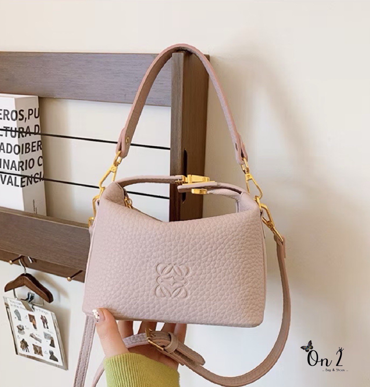 กระเป๋าหนังแฟชั่นทรงสุดฮิต ดีไซน์เรียบหรูแต่ดูเก๋มาก ✨ หนังเท็กซ์เจอร์นิ่ม สวยหรู จับถนัดมือ หัวล็อกโลหะสีทอง ตัดกับตัวกระเป๋า เพิ่มความหรูหรามีระดับ ใส่มือถือ เงิน และของใช้จุกจิกได้ครบ มีสายสะพายปรับได้ จะถือ / สะพายข้าง / crossbody ก็ได้หมด ดีไซ