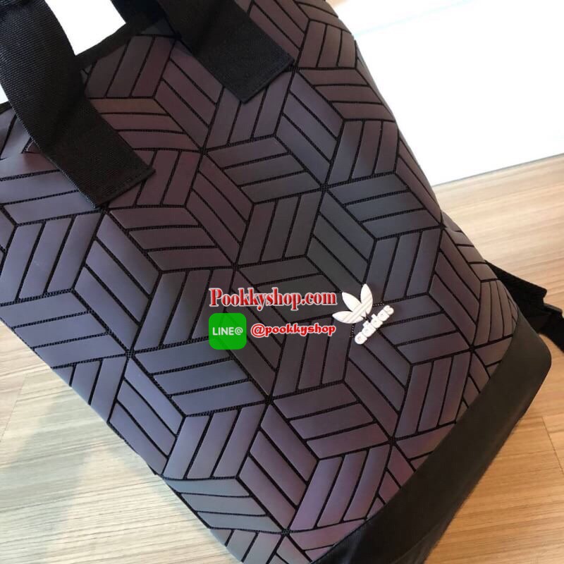 ADIDAS ORIGINAL 3D BACKPACK 2019 ความสปอร์ตซ่อนเท่ ด้วยลวดลาย 3D เก็บหมดทุกเม็ดทั้ง Tablet และ Gadgets การออกแบบกระเป๋าเป็นเหมือนถุงทรงสูง ปากกระเป๋าเปิดปิดด้วยซิปสะดวกใช้ ด้านล่างเป็น polyurethane กันน้ำ หูจับด้วยบนจะถือเป็น totebag ก็ดูดี ด้านหลังเป็นสา