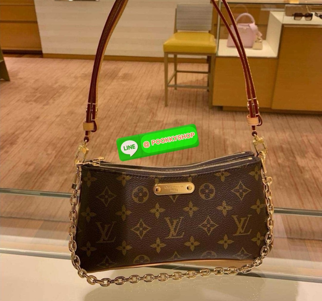 🔆 Model LV liv pochette 🔆 Details ยังคงมีความเป็นเอกลักษณ์ ดีไซน์ลวดลายโมโนแกรมเรียบหรู กับกระเป๋าทรงสวยจากเคาน์เตอร์ dutyfree สวยจับต้องได้ เก๋มากๆ เพลทโลโก้สีทองโดดเด่น มาพร้อมสายสะพายถึง 2 แบบ สายโซ่และสายหนัง ที่สามารถปรับใช้สร้างลุคได