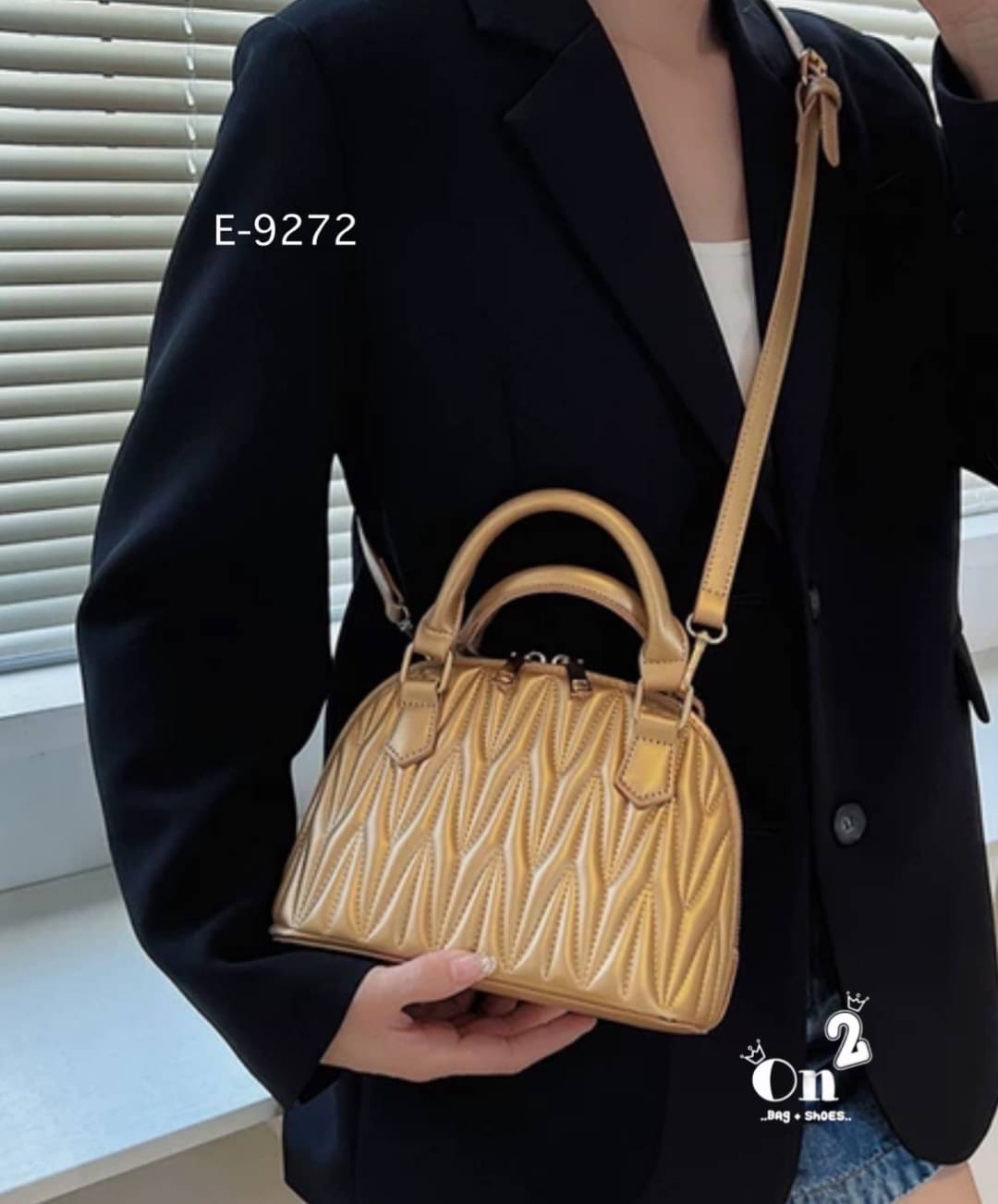 Hot item 🔥🔥 กระเป๋ามาใหม่สไตล์เกาหลี ทรงโดมงานซิปคู่ ตัวกระเป๋าปักลายแน่นๆ มาพร้อมสายสะพายยาวถอดออกถือได้ค่ะ พร้อมส่ง 4 สีค่ะ