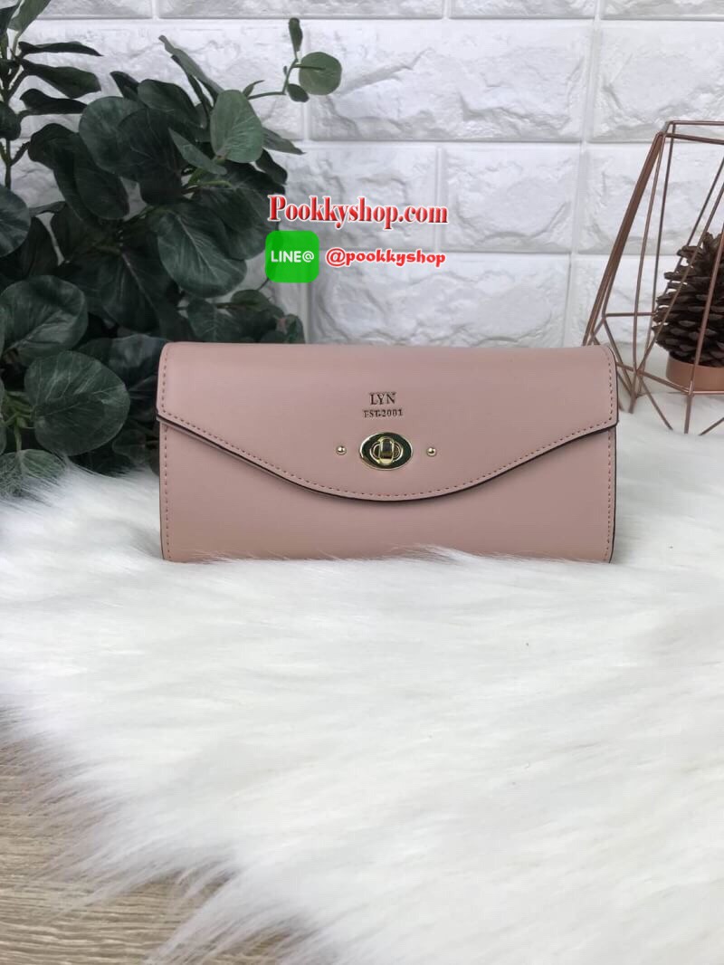 LYN AMOUR LONG WALLET กระเป๋าเงินใบยาวหนังเรียบ ปั๊มโลโก้แบรนด์ เปิดปิดแบบหมุนล็อก ด้านหลังใส่บัตรได้ ด้านในมีช่องซิปใส่เหรียญและช่องใส่บัตร พร้อมช่องธนบัตรตามยาว เป็นอีกรุ่นที่สวยน่าครอบครองค่า มีหลายสีมากๆ *มีถุงผ้า, ป้ายแท็ค*