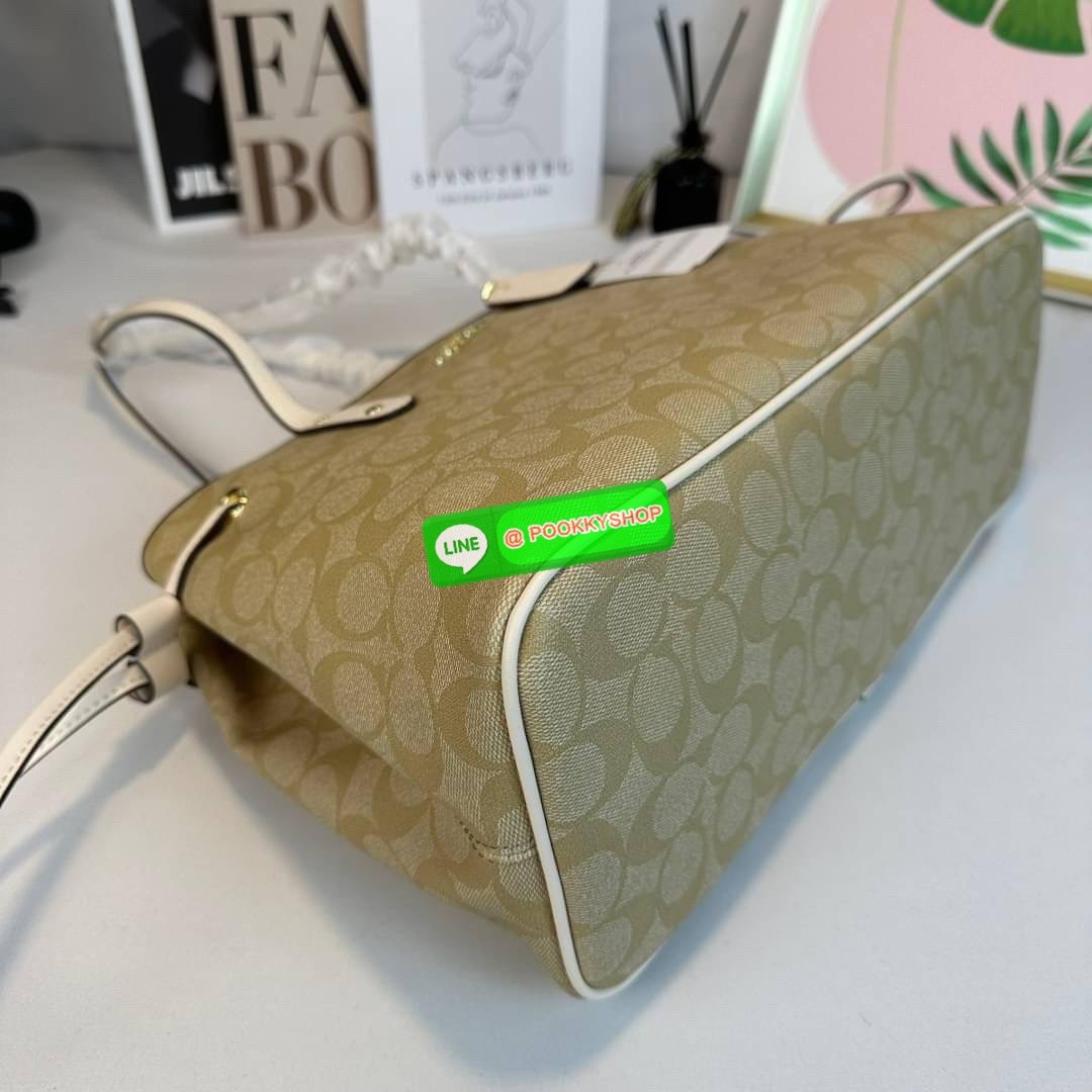 กระเป๋าสะพายไหล่ CCOACH DRAWSTRING CARRYALL IN SIGNATURE COATED CANVAS ( COACH F57842 ) กระเป๋าถือหนังเคลือบลายเซ็น ด้านในมีซิป ใส่โทรศัพท์ และมัลติฟังก์ชั่น กระเป๋า ช่องซิปกลาง Dogleash คลิปปิด ซับในผ้า