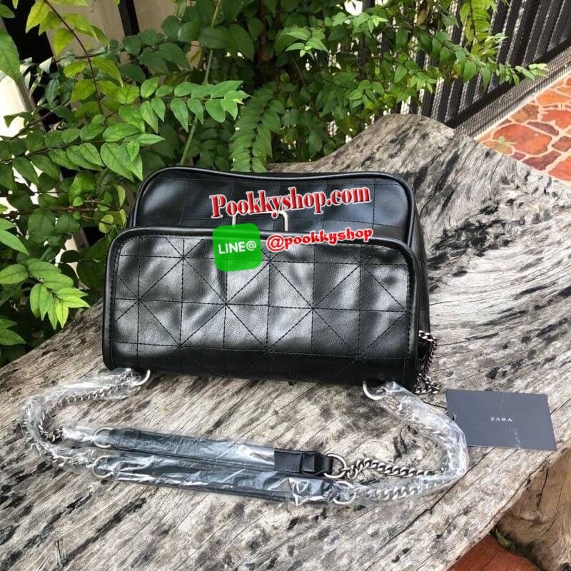 ZARA SOLF ROCK SHOULDER BAG Outlet กระเป๋าสะพายข้างทรงเก๋ เดินด้ายทั้งใบ แต่งโซ่คล้องมาที่ด้านหน้า เปิดปิดแบบกระดุมแม่เหล็ก ก้านในมี 3 ช่องใหญ่ เป็นช่องซิปกลางรุ่นนี้จุของได้เยอะเลยครับ ใส่ iPad mini ได้สบายๆ สายสะพายจะทำเป็นสายคู่สะพายไหล่ หรือ ทำเป็นสาย