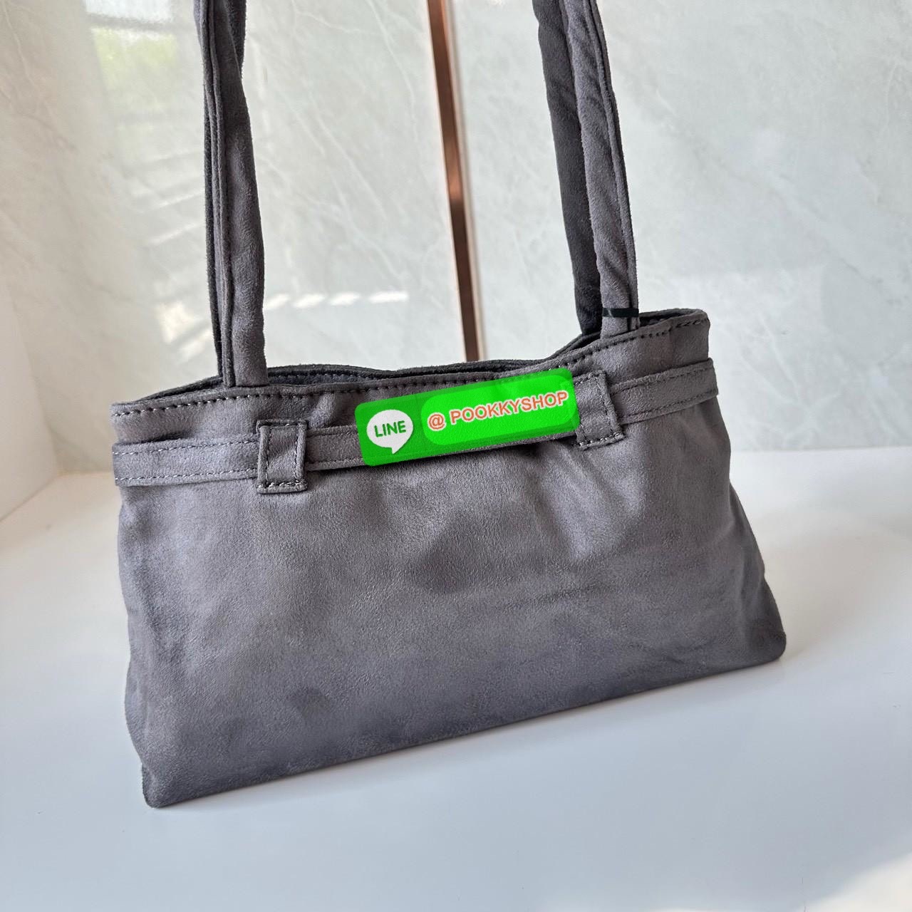 GENTLEWOMAN SUEDE BALLERINA BAG 🔖กระเป๋า Ballerina Bag ในวัสดุหนังกลับ (suede edition) พร้อมโลโก้ปักสีเดียวและรายละเอียดหัวเข็มขัด ทำให้ดูเก๋มีสไตล์โดดเด่น 🔖วัสดุ: หนังกลับ 🔖เปิด-ปิดแบบสแน๊บแม่เหล็ก ภายช่องโล่งกว้างจุของได้เยอะ