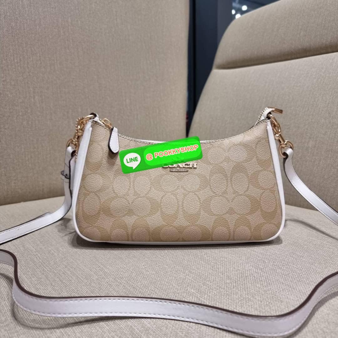 COACH CA548 TERI SHOULDER BAG IN SIGNATURE CANVAS คอลเลคชั่นใหม่ล่าสุด ที่สาวๆรอคอย กระเป๋าสะพายไหล่กึ่งทรงพอช พร้อมเสิร์ฟความสวยถึงบ้านไปเลยก่อนใคร แบบไม่ต้องพรีฯ ด้วยดีไซน์คลาสสิคที่แอบแฝงความเรียบหรู มาพร้อมสายสะพาย 2 เส้น เป็นสายโซ่คล้องแขนและสายสะพาย