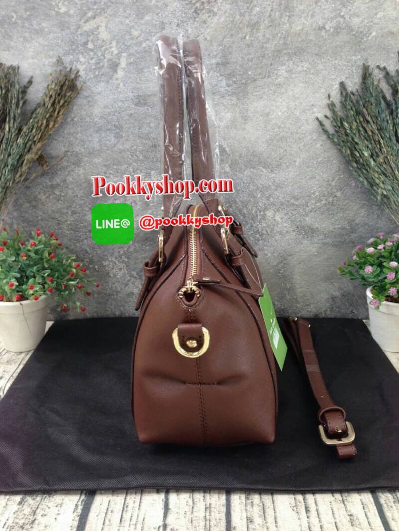 KATE SPADE NEW YORK กระเป๋าถือหรือสะพาย หนัง safiano ทรงพัดหูยาว เปิดปิดด้วยซิปสะดวกใช้ หูหิ้ว สามารถปรับความยาวได้ 3 ระดับ สามารถสะพายไหล่ได้เลยค่ะ ภายในบุผ้าลายแบรนด์ มีช่องด้านใน ใส่ของจุกจิก และช่องใส่ซิป มาพร้อมสายสะพายยาวปรับด้ 5 ระดับ สามารถสะพายไห