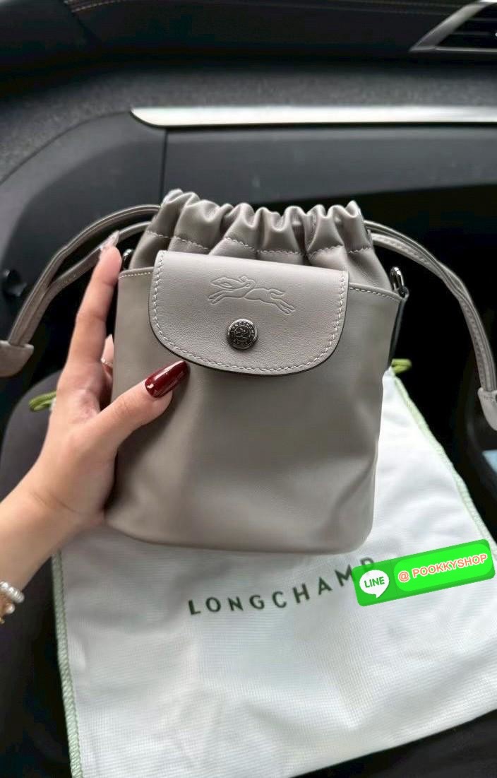 NEW ARRIVAL! LONGCHAMP LE PLIAGE XTRA XS BUCKET BAG ต้องบอกก่อนว่ารุ่นนี้เป็นรุ่นที่ใช้ออกมาแล้วไม่มีคำว่าผิดหวัง ออกแบบมาสวยแบบตัวแม่เลยค่าา 🔖พร้อมส่งทันที! กับกระเป๋าทรงบัคเกต หนังแท้smooth leather อย่างดี ใบกลางเจ้าลำตัวแล้วสวยมากก