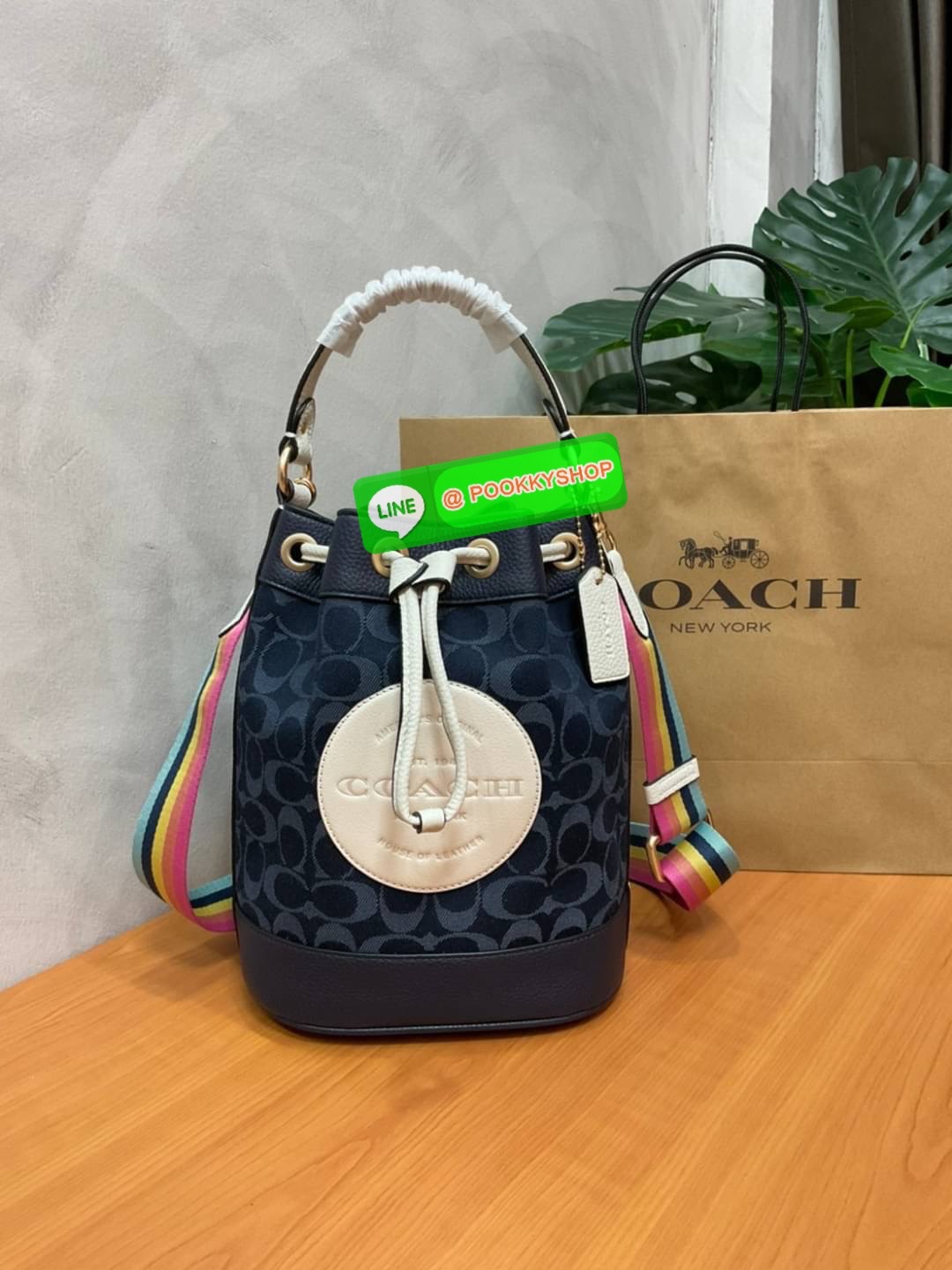 New arrival! 🌈น้องใหม่ล่าสุด สวยหรู ดูดีมากๆค่ะ! COACH DEMPSEY DRAWSTRING BUCKET BAG ((C4100//C4102)) พร้อมส่งที่ไทยค่ะ! กระเป๋าทรงขนมจีบ หนังแท้นิ่มสวยมากๆค่ะ จุดเด่นด้านหน้าปั้มโลโก้แบรนด์ ปากกระเป๋าแบบหูรูดใช้งานง่าย ภายในสามารถใส่ของจำเป็นในชี