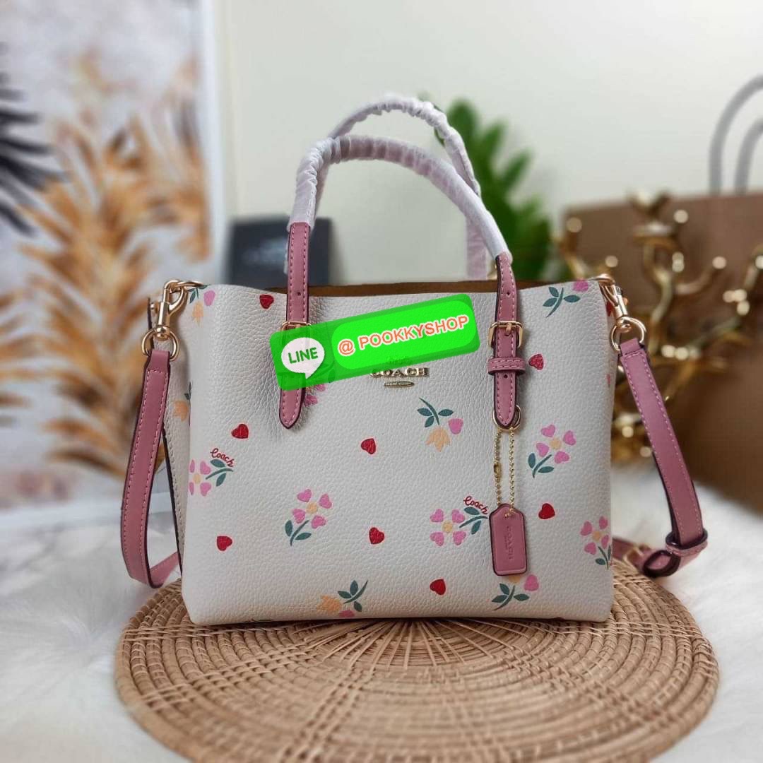 NEW IN!! น่ารัก วางไม่ลงอีกแล้ว COACH MOLLIE TOTE 25 (COACH C4084) กระเป๋าถือ สะพาย รุ่นฮิต ปริ้นลายดอกหัวใจมินิ ขนาดเหมาะมือ มีสายสะพายยาว ถอดและปรับระดับได้ วัสดุหนัง crossgrain ขึ้นทรงสวย ด้านในโล้ง มีช่องซิปตรงกลางแยก **🔸️รุ่นนี้ใครถือก็สวย ใช