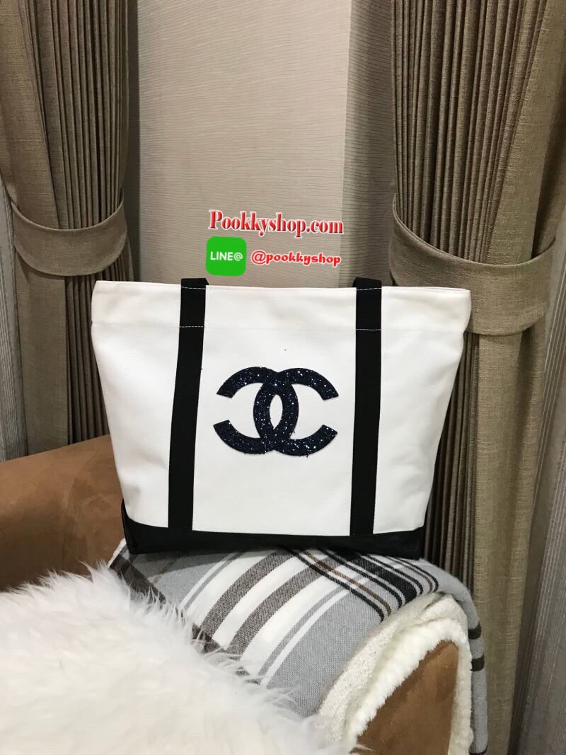 พร้อมส่งไอเท็มใหม่! Chanel Beaute Large Shopping Bag VIP Gift With Purchase (GWP) กระเป๋าสะพายพรีเมี่ยมกิ๊ฟ Limited Edition ของแท้จากเคาน์เตอร์ Chanel Beaute วัสดุ Canvas คุณภาพดีเนื้อหนาอยู่ทรงสวยใบใหญ่ด้านหน้าประดับกริสเตอร์โลโก้แบรนด์วิ้งๆ เปิดปิดด้วยก