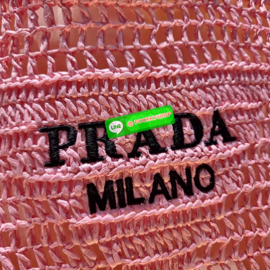 PRADA RAFFIA TOTE BAG สวยไม่ซ้ำใคร สไตล์บีช เหมาะมากกับการสะพายไปเที่ยวทะเล หรือจะใช้ในวันสบายๆก็ตอบโจทย์ กับกระเป๋าสะพายสานใบใหญ่ ตัวกระเป๋าเป็นวัสดุสังเคราห์จากธรรมชาติ สานทอเต็มใบออกมาเป็นลวดลายสวยงาม มีกระเป๋าซับในให้ สำหรับใส่ของเป็นสัดส่วน และรูดปาก