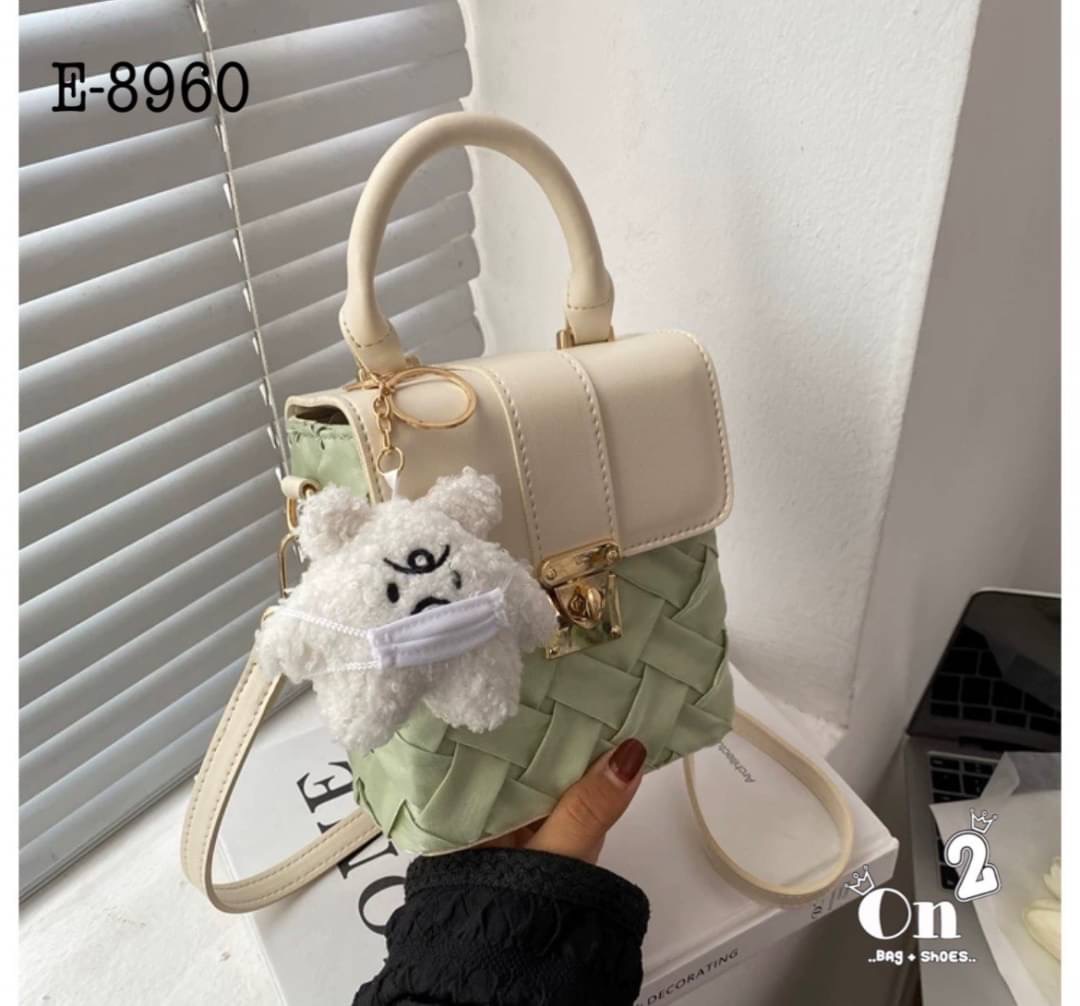 New arrivals กระเป๋าสะพายมาใหม่ ไซส์มินิดูตะมุตะมิน่ารักไปอีกจ้า ใส่โทรศัพท์ ใส่ของจุกจิก มาพร้อมพวงกุญแจ สายสะพายยาวครอสบอดี้