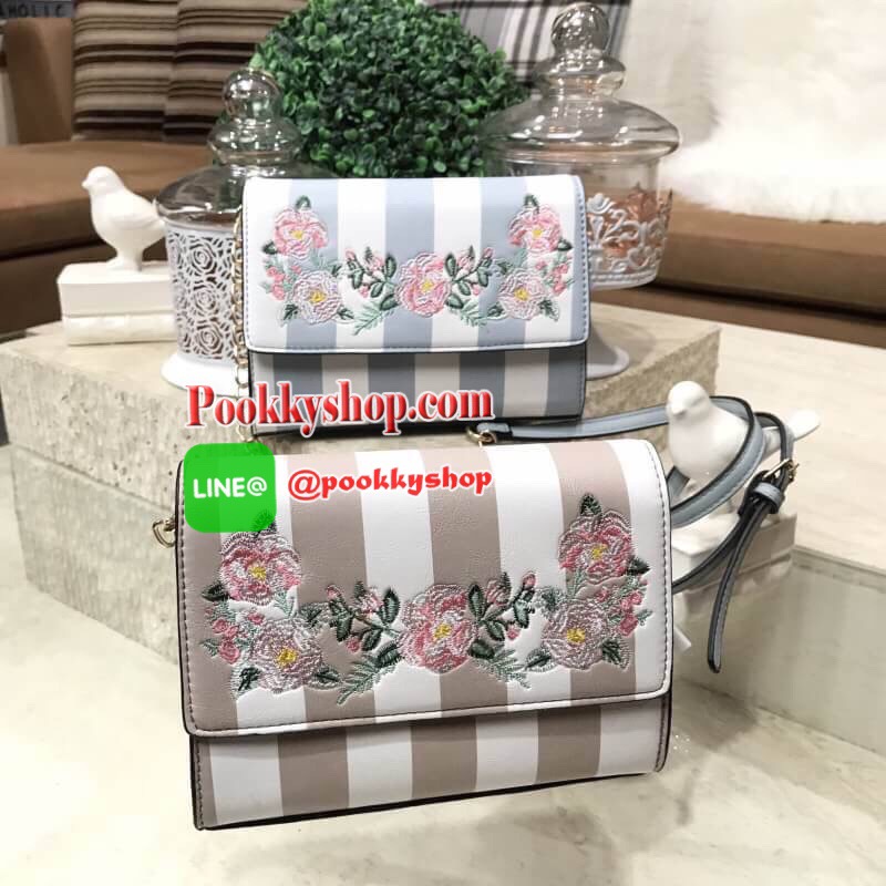 Don't Miss! ALDO Flower Crossbody Bag กระเป๋าสะพาย ALDO แบรนด์ดังจากแคนนาดา ดีไซน์สุดชิคปักลายดอกไม้สไตล์วินเทจหนังลายทางสพาสเทลอยู่ทรงกันน้ำ เปิดปิดด้วยกระดุมแม่เหล็ก ภายในมีโลโก้ ช่องซิป ช่องใส่มือถือ ใส่iphone+ได้ น้ำหนักเบา เป็นอีกหนึ่งรุ่นแนะนำค