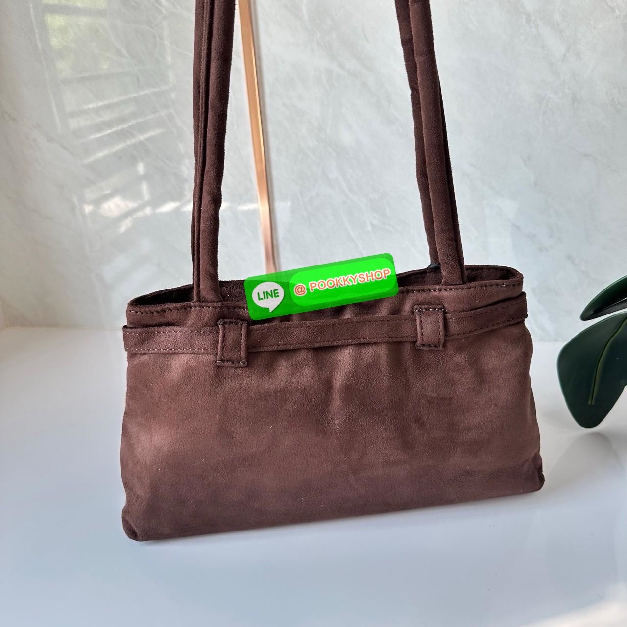 GENTLEWOMAN SUEDE BALLERINA BAG 🔖กระเป๋า Ballerina Bag ในวัสดุหนังกลับ (suede edition) พร้อมโลโก้ปักสีเดียวและรายละเอียดหัวเข็มขัด ทำให้ดูเก๋มีสไตล์โดดเด่น 🔖วัสดุ: หนังกลับ 🔖เปิด-ปิดแบบสแน๊บแม่เหล็ก ภายช่องโล่งกว้างจุของได้เยอะ