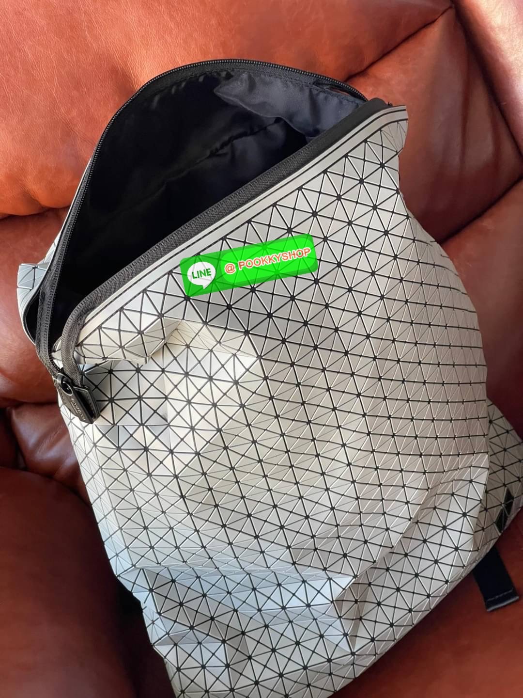 BAO BAO ISSEY MIYAKE LARGE BACKPACK ผู้ที่มักใช้งานกระเป๋าเป้ในชีวิตประจำวัน ส่วนมากจะอยู่ในวัยนักเรียน-นักศึกษาหรือวัยทำงาน ซึ่งรุ่นนี้ตอบโจทย์การใช้งานได้เป็นอย่างดี เป็นเป้ที่มีช่องสำหรับใส่สัมภาระประมาณหนึ่ง เพื่อให้สามารถจัดเก็บสิ่งของได้อย่างเป็นระเ