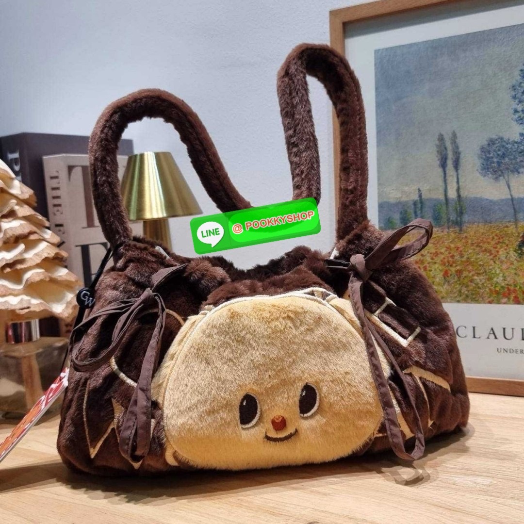 Gentlewoman x Butterbear fluffy dumpling bag 🔆 Details กระเป๋าที่มัมหมีต้องไม่ปล่อยผ่าน น้องหมีเนยน่ารักไม่ไหว และมาในรูปแบบกระเป๋า dumpling สุดฮิต บอกเลยว่าเหมาะกับคริสต์มาสที่จะถึงนี้มาก ดีไซน์น้องหมีเนยโดดเด่น ปากกระเป๋าสามารถรูดเก็บทรงได้ และม