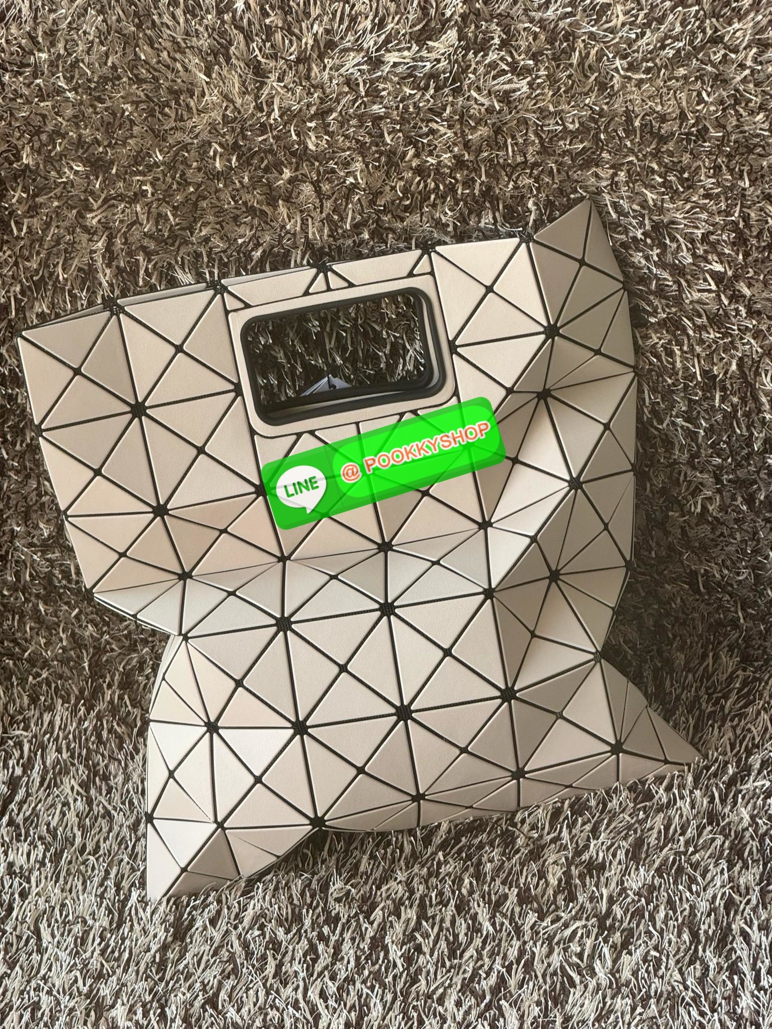 Baobao Issey Miyake large Bocca matte-finish tote bag BOCCA MATTE เป็นกระเป๋าถือรูปแบบใหม่ที่มีด้ามจับด้านในที่ช่วยให้กระเป๋าวางอยู่บนแขนหรือข้อมือได้อย่างนุ่มนวล เป็นกระเป๋าถือขนาดใหญ่นี้มีกระเป๋าด้านในพร้อมซิปที่ช่วยให้จัดเก็บได้อย่างปลอดภัย สามารถใส่แล