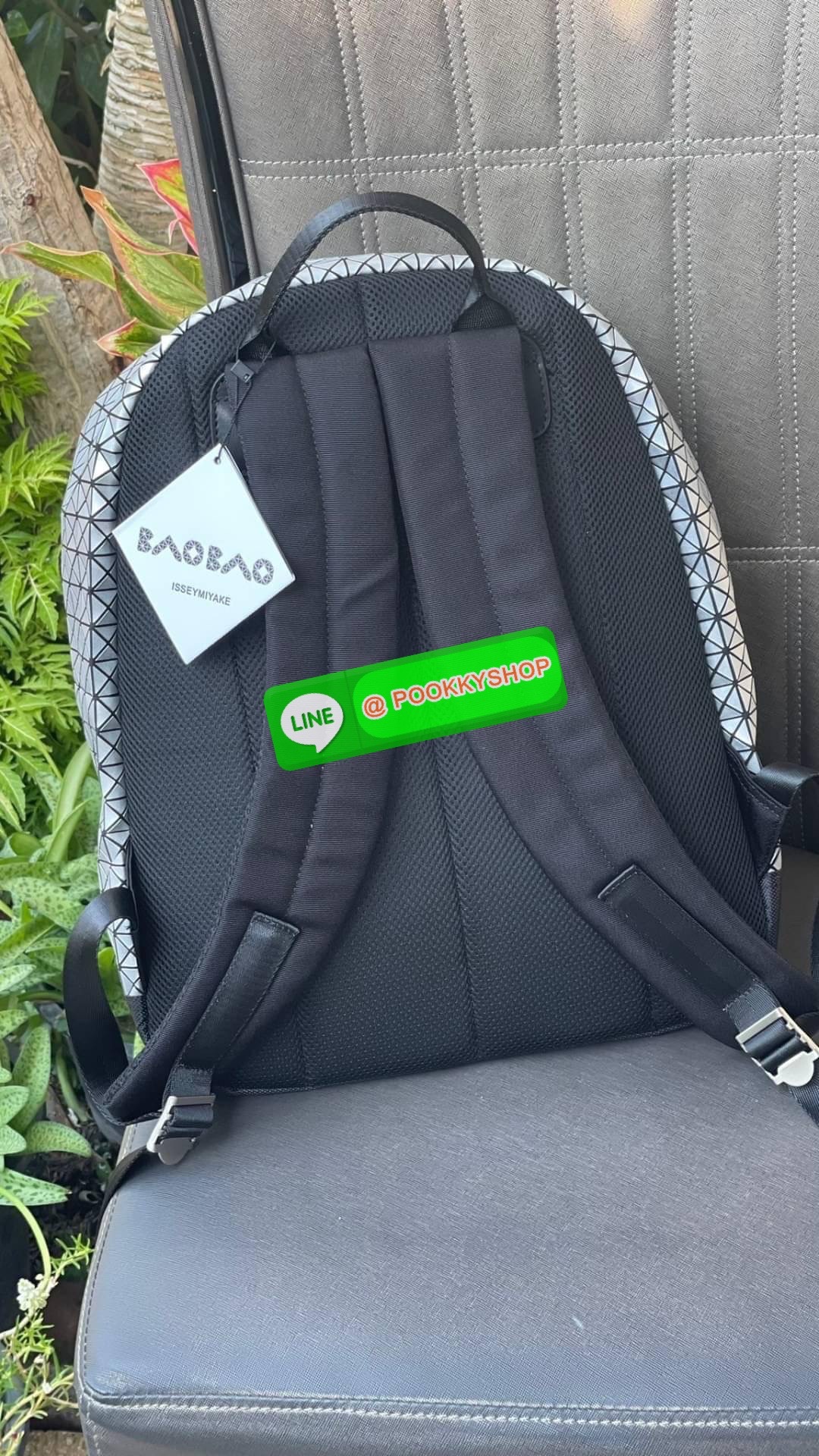 Bao Bao Issey Miyake Daypack geometric backpack กระเป๋าเป้ทรงคลาสสิก รองรับน้ำหนักได้ดี เหมาะกับการเดินทาง เป้สะพายหลังรุ่น Daypack One-Tone Backpack มาในรูปทรงกระเป๋าเป้สุดคลาสสิก โดดเด่นด้วยการออกแบบที่เป็นเอกลักษณ์ วัสดุสามเหลี่ยมขนาดเล็กพิเศษ ได้กลิ่น