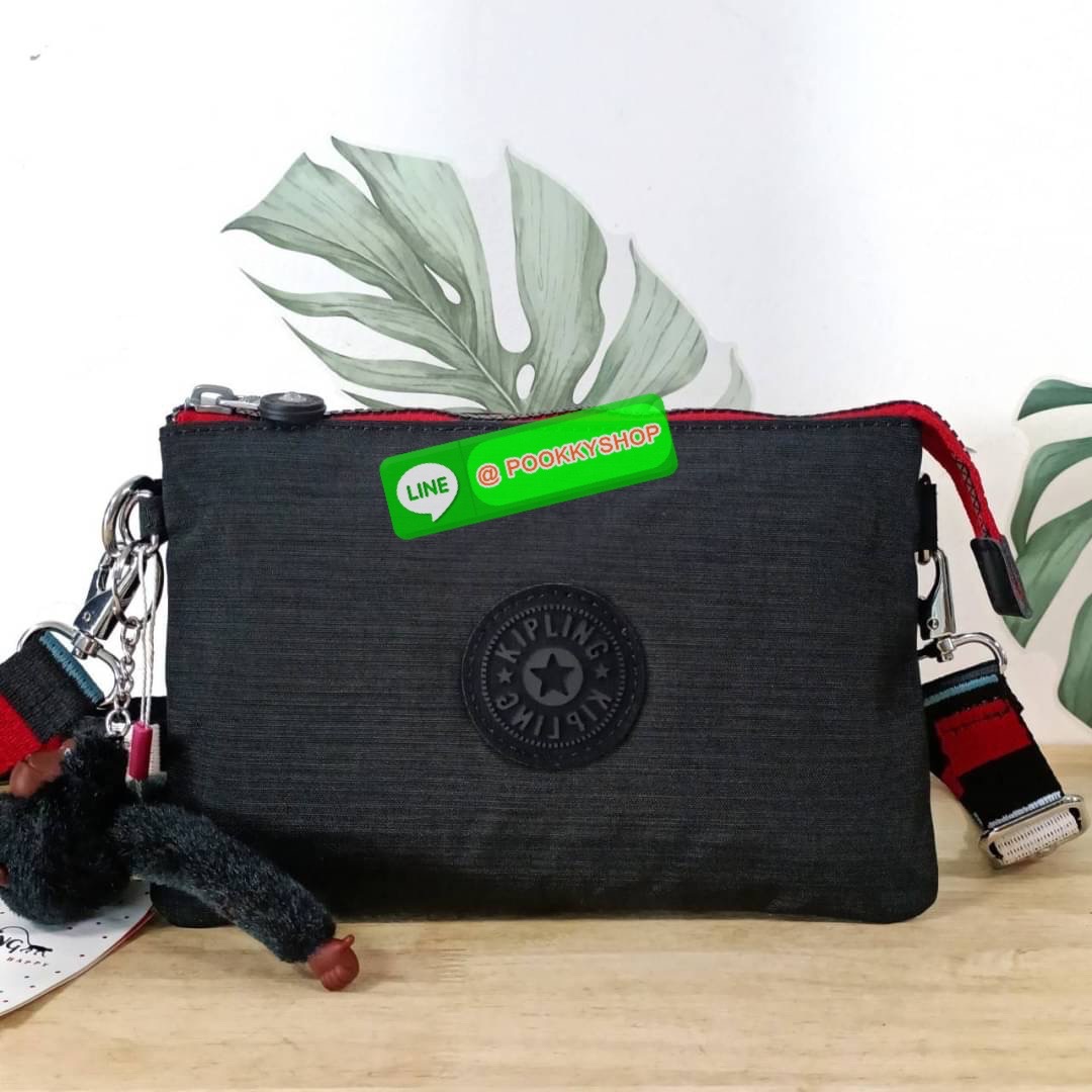 KIPLING Creativity X Crossbody Bag กระเป๋าสะพายวัสดุ Nylon&Polyester 100% ขนาดกำลังน่ารัก เปิดปิดด้วยซิป มา พร้อมพวงกุญเเจลิงน้อย ด้านในมีช่องใส่ของ2ชช่อง เพิ่มตรงกลางมีช่องซิปอีก1ช่อง มีสายคล้องพวงกุญแจ ใส่ของได้จุมาๆเลยค่ะ มีสายสะพายยาวเลื่อนปรับระดับได