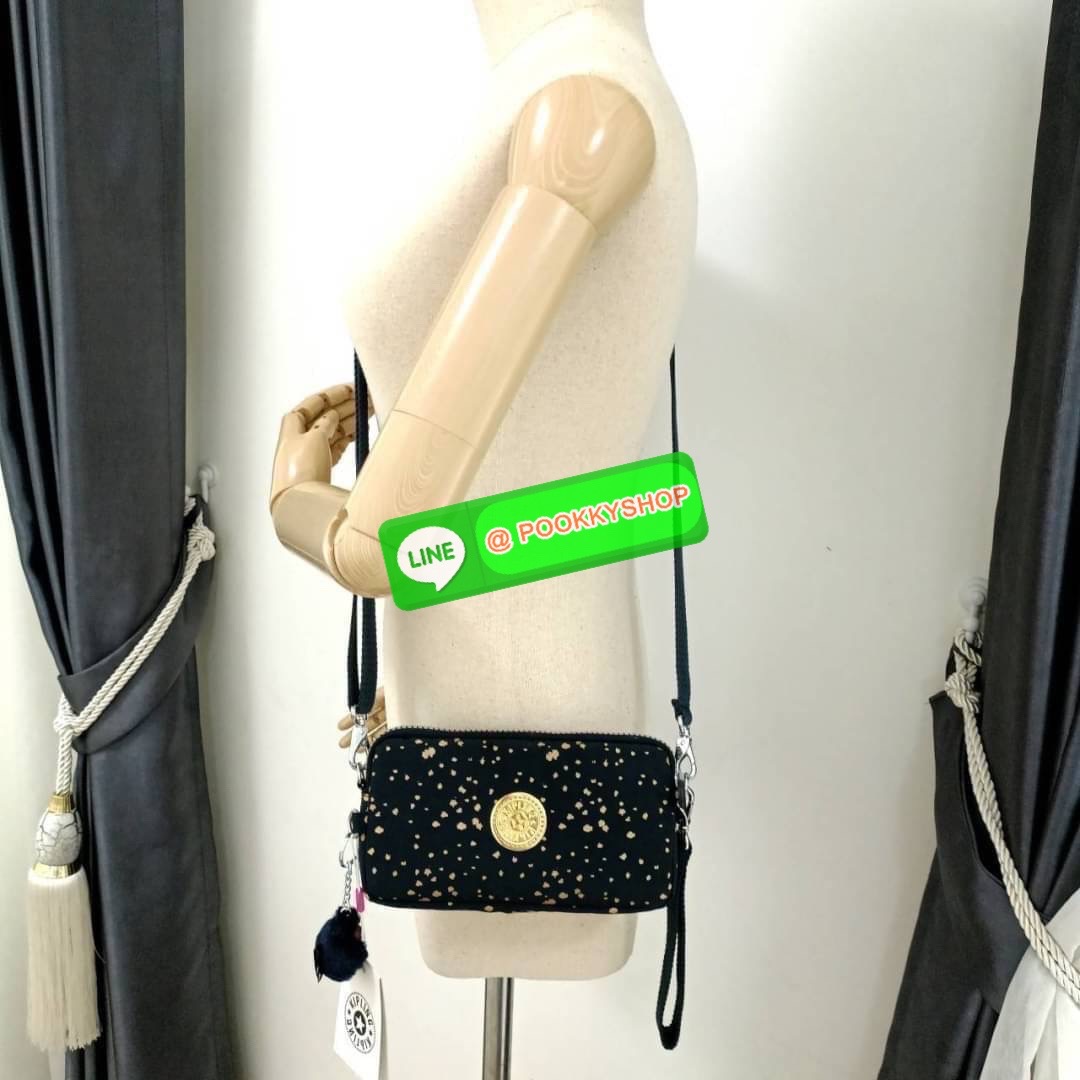 KIPLING 3 Monkey program Seoul up clutch & sling bag กระเป๋าคล้องมือ หรือ สะพายข้าง ขนาดเล็ก วัสดุ Nylon & Polyester 100% ใช้งานได้ 2 รูปแบบ มีสายสลับเปลี่ยนได้ทั้งแบบคล้องมือหรือสะพายข้าง เปิด-ปิดด้วยซิป ช่องหลักโล่ง มีช่องใส่บัตรด้านข้าง 6 ช่อง และช่องด