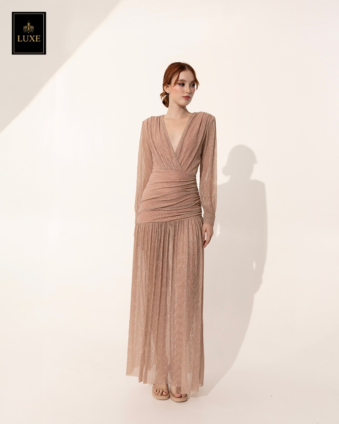 เดรสแฟชั่น แม็กซี่เดรสเสื้อคอวีป้าย แขนยาวเสริมไหล่ กระโปรงจับเดรปย่นเข้ารูปตรงสะโพก