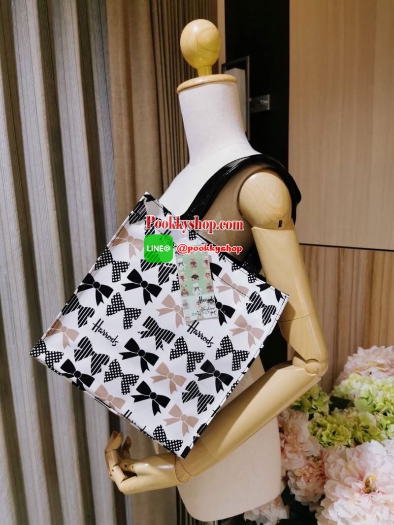 ลายนี้เข้าแล้วนะคะ! พร้อมส่งไอเท็มยอดนิยม! Harrods London Top-handle Shopping Bag กระเป๋า Shopping แบรนด์ดังจากอังกฤษรุ่นยอดนิยมวัสดุ PVC+Polyester 100% ของแท้เนื้อหนาอยู่ทรงกันน้ำ ขนาดกำลังดี น้ำหนักเบา เปิดปิดด้วยซิปสะดวกใช้หัวซิปปั้มโลโก้แบรนด์อะไหล่เง