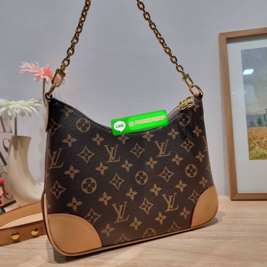 LV boulogne bag กระเป๋าสะพาย ดีไซน์คลาสสิครุ่นสุดปัง ขนาดกำลังดี ใช้งานได้สะดวกคล่องตัว วัสดุหนังแคนวาสทนทาน ปากกระเป๋ามีซิปเปิดปิด ภายในโล่งกว้าง ใส่ได้ทั้งกระเป๋าสตางค์ใบยาว มือถือ ของจำเป็นต่างๆ มาพร้อมสายสะพาย ปรับได้ตามชอบ และสายโซ่คล้องไหล่อีกหนึ่งเ