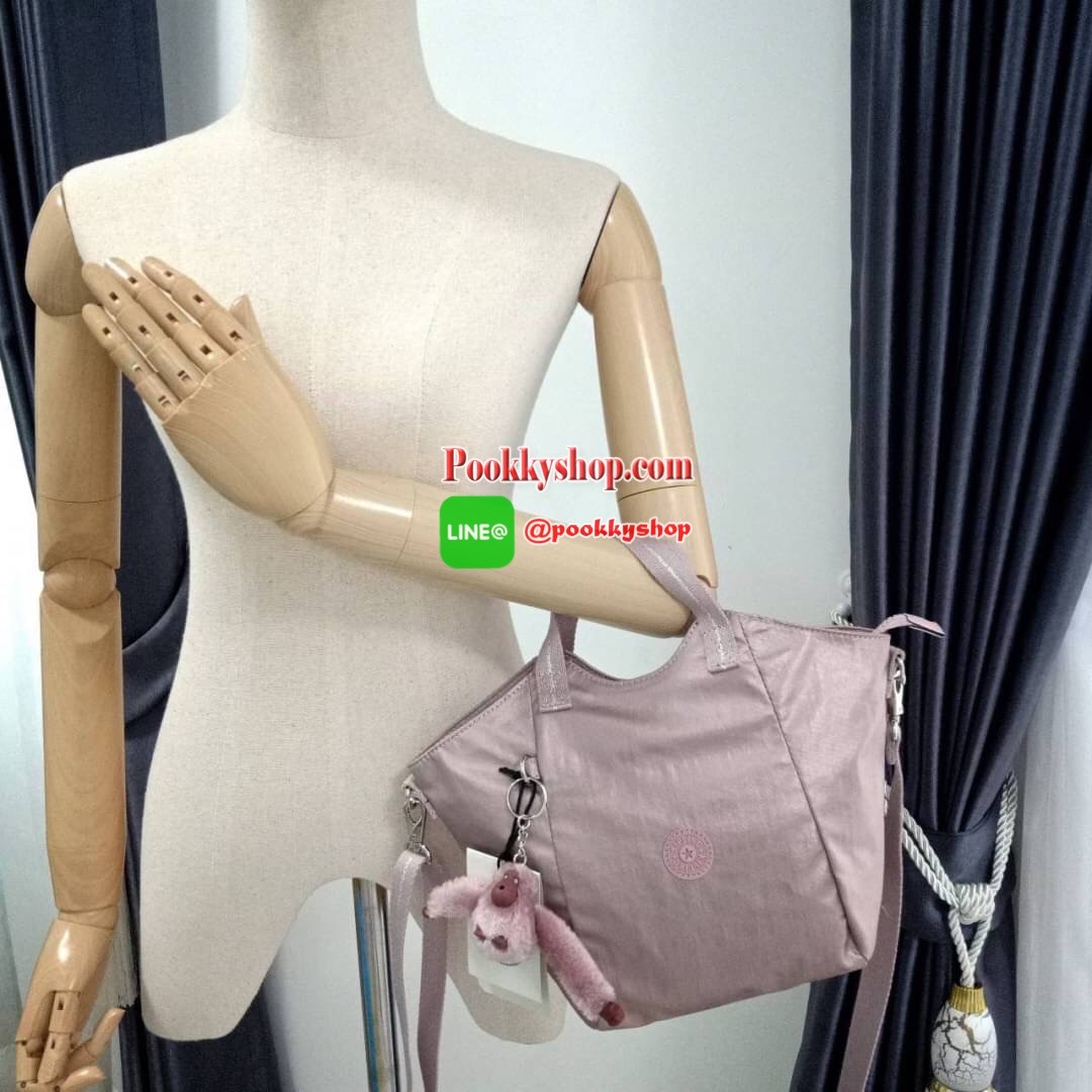 KILING NORI Handbag & Shoulder bag กระเป๋าถือหรือสะพายขนาดกลาง ทำจากวัสดุ ผ้า Nylonเคลือบ+Polyester น้ำหนักเบา จุดเด่นที่ช่องหลักมีขนาดใหญ่ พร้อมช่องซิปแยกย่อย สามารถใส่สัมภาระได้เยอะ มาพร้อมสายสะพายยาว สามารถปรับระดับได้ตามความต้องการ มีพวงกุญแจลิงห้อยตา