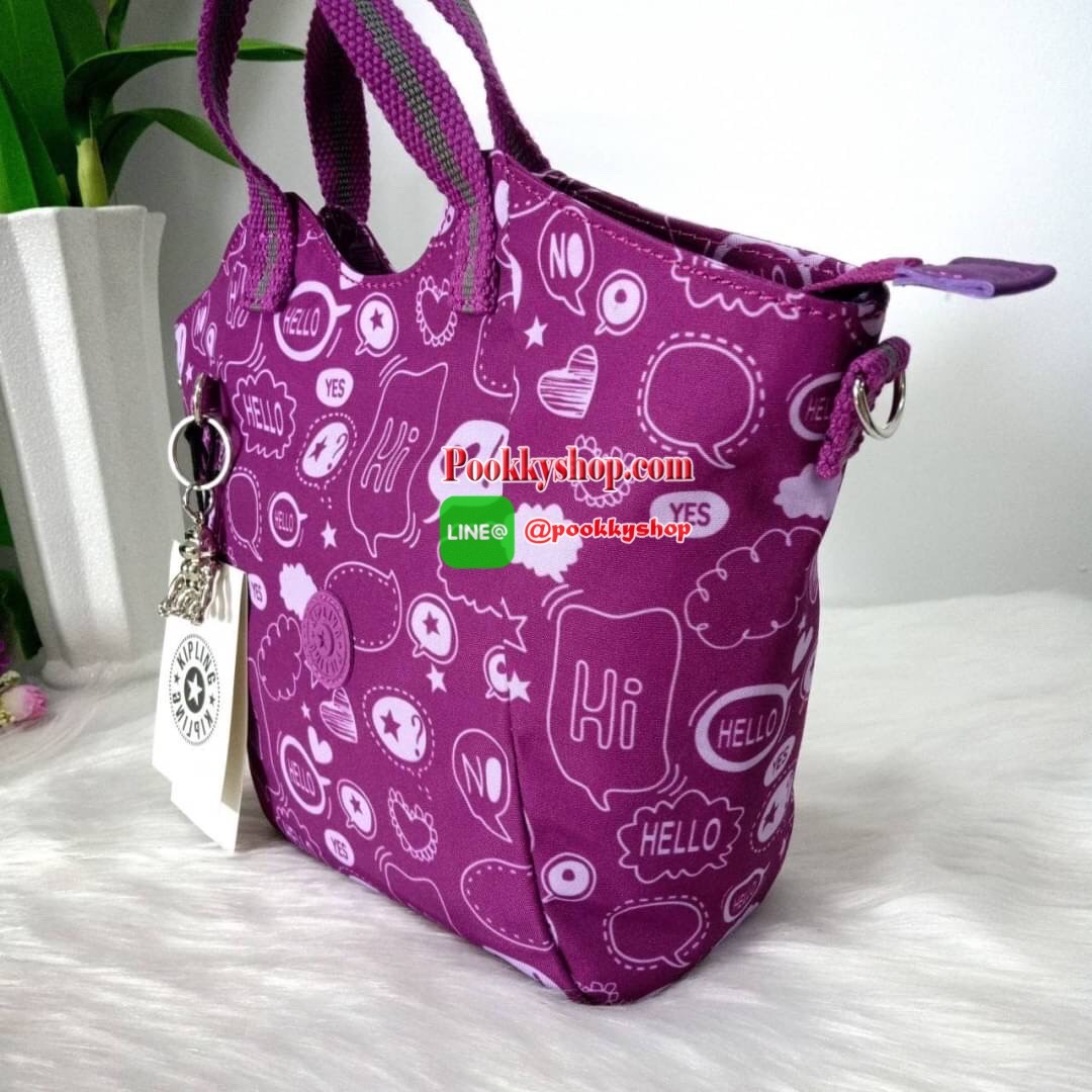 KILING NORI Handbag & Shoulder bag กระเป๋าถือหรือสะพายขนาดกลาง ทำจากวัสดุ ผ้า Nylonเคลือบ+Polyester น้ำหนักเบา จุดเด่นที่ช่องหลักมีขนาดใหญ่ พร้อมช่องซิปแยกย่อย สามารถใส่สัมภาระได้เยอะ มาพร้อมสายสะพายยาว สามารถปรับระดับได้ตามความต้องการ มีพวงกุญแจลิงห้อยตา