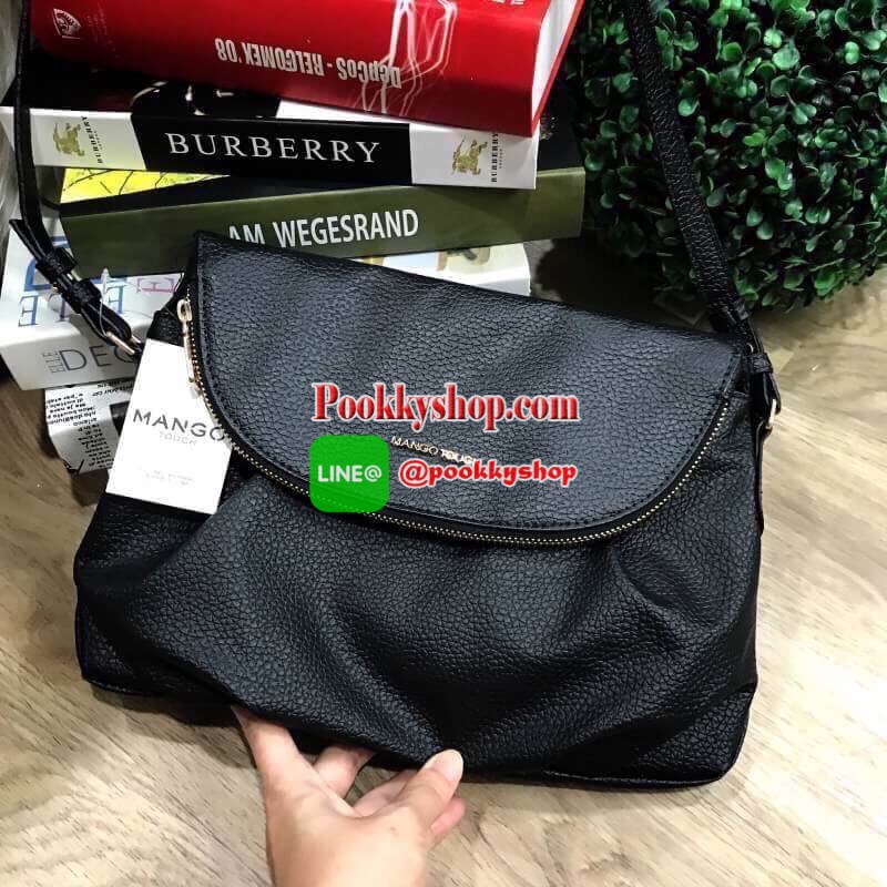 รีพีทรอบที่14!!! Don't Miss! ไอเท็มที่สาวๆกดLikeกันรัวๆ MANGO QUITED SHOULDER BAG กระเป๋าสะพายวัสดุหนังแกะสังเคราะห์แบบนิ่มประดับโลโก้อะไหล่ทองด้านหน้า เปิดปิดได้2ช่องทั้งฝาปิดกระดุมแม่เหล็กหรือซิปรอบปากกระเป๋า มาพร้อมสายสะพายยาวขนาดกำลังดี น้ำหนักเบ